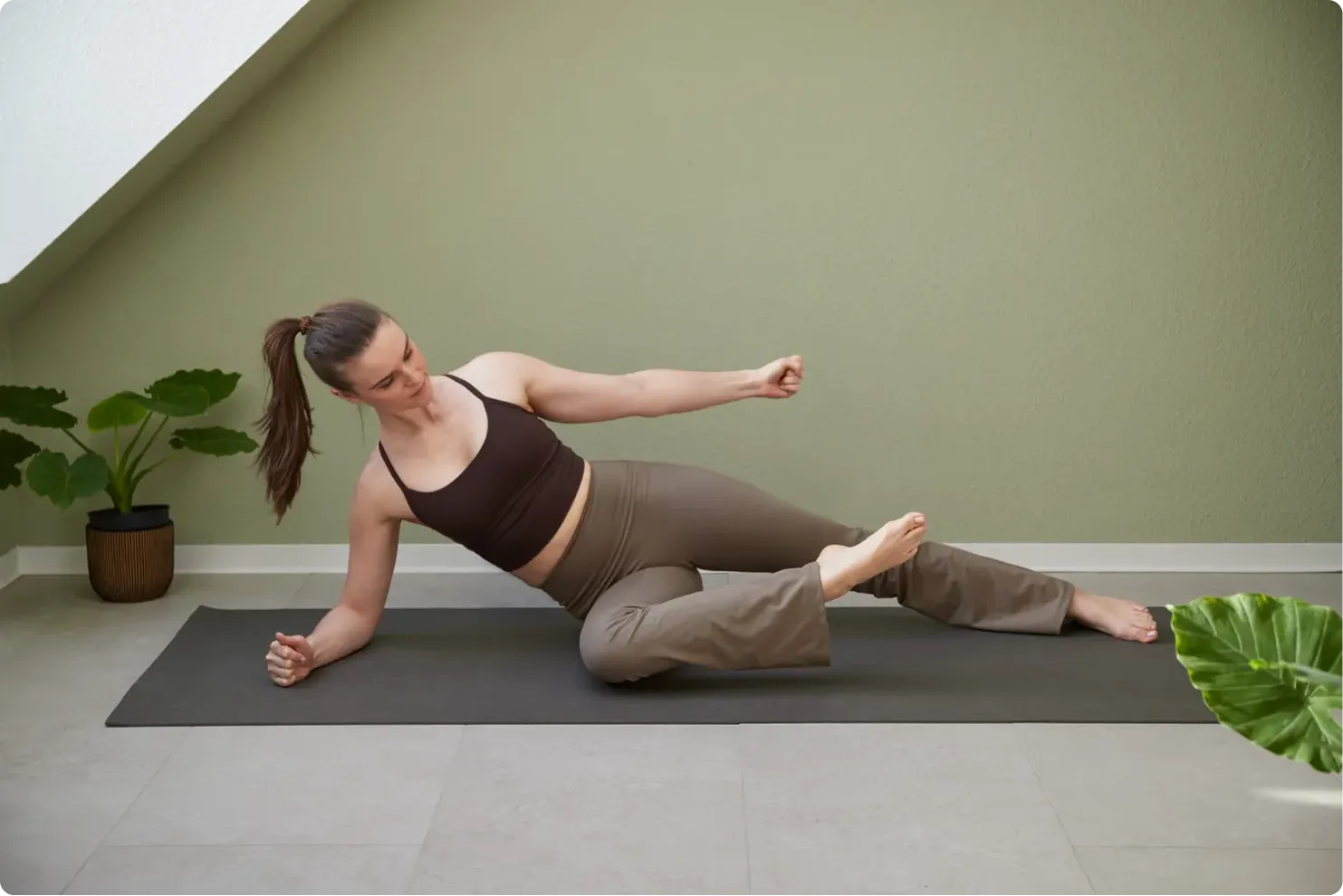 Madeleine Kratzenstein auf einer Yoga-Matte
