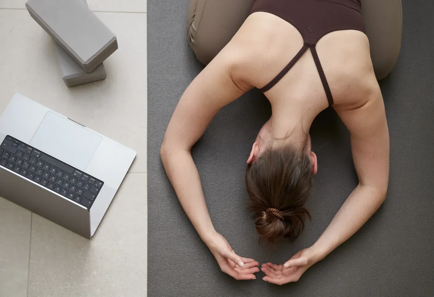 Frau macht Mobility-Übung zu Hause